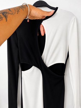Vestido largo bicolor con cortes