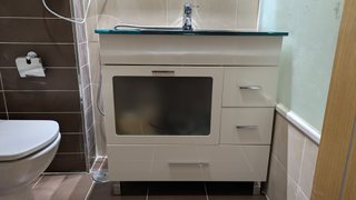 Mueble de baño lavabo de cristal y grifo