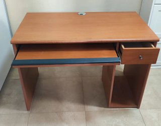 Mesa escritorio madera con pasacable
