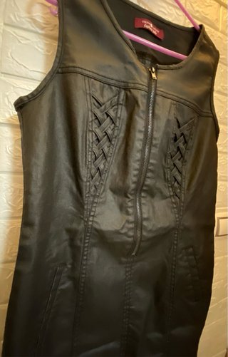 Vestido negro con cremallera frontal