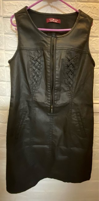 Vestido negro con cremallera frontal
