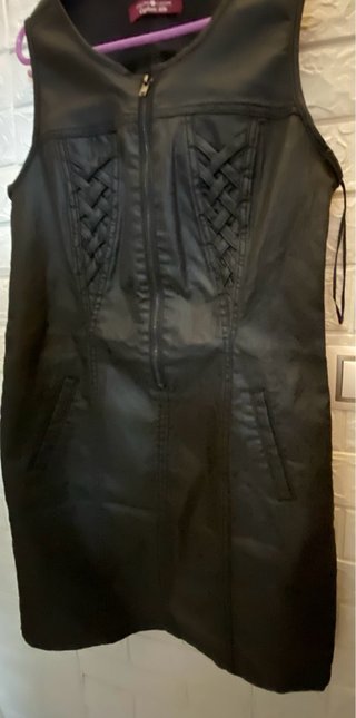 Vestido negro con cremallera frontal
