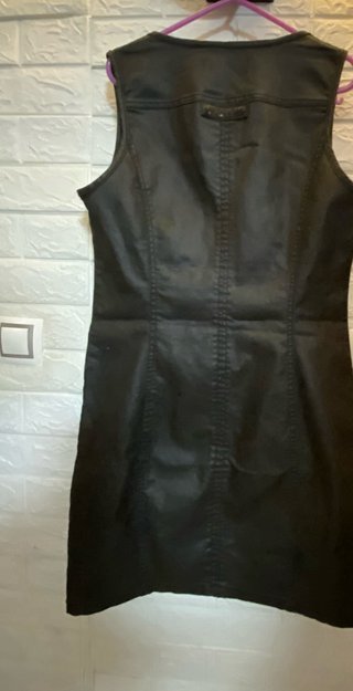 Vestido negro con cremallera frontal