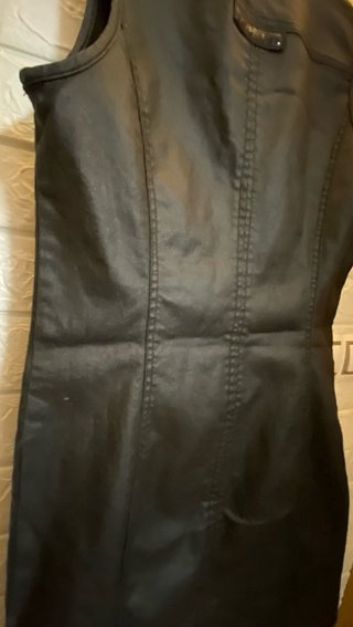 Vestido negro con cremallera frontal