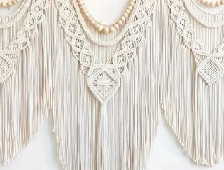 Tapiz de macramé beige con cuentas de madera