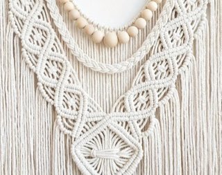 Tapiz de macramé beige con cuentas de madera