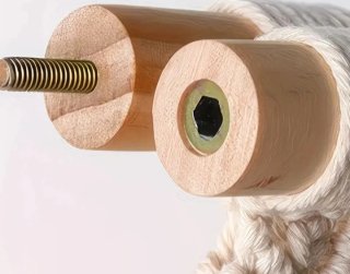 Tapiz de macramé beige con cuentas de madera