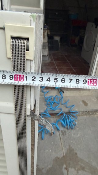 Ventana aluminio blanco con persiana