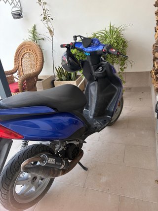 Yamaha Jog R Scooter Azul y Blanco