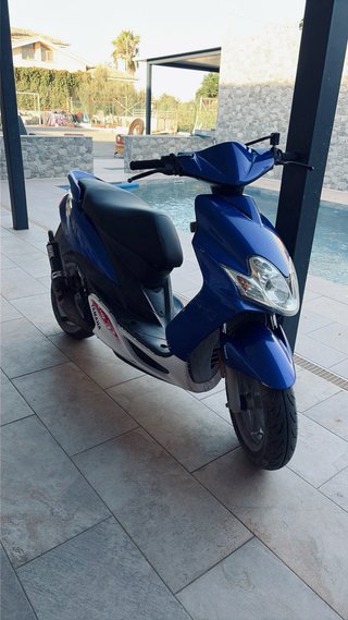 Yamaha Jog R Scooter Azul y Blanco