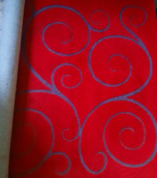 Alfombra roja con diseño de espirales