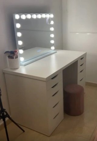 Tocador blanco con espejo y luces