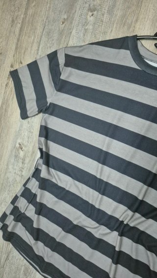 Camiseta de rayas grises