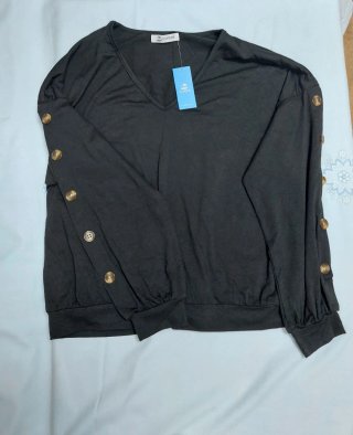 Camiseta CUPSHE negra botones manga larga