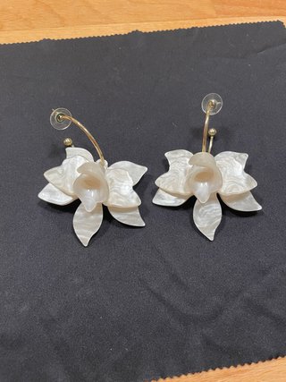 Pendientes Aro Flor Blanca Estilo Resort