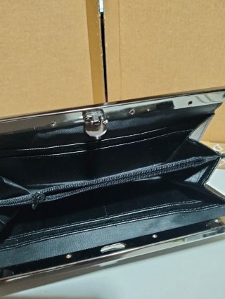 Cartera B&R negra con flores