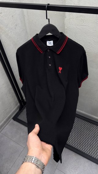 Polo Ami Paris Negro con Logo Corazón Rojo