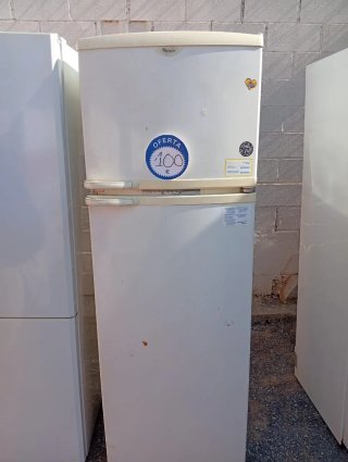 Frigorífico blanco con congelador