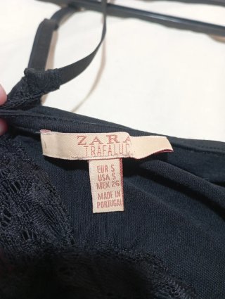 Camiseta tirantes negro y rojo con encaje