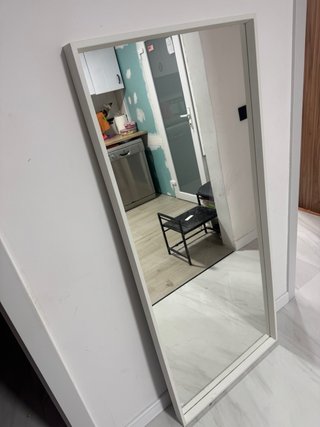 Espejo de pie Ikea blanco madera.