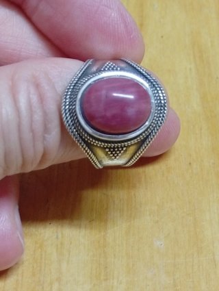 Anillo de plata con piedra roja
