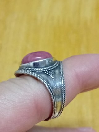 Anillo de plata con piedra roja