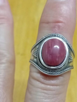 Anillo de plata con piedra roja