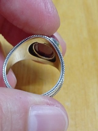 Anillo de plata con piedra roja