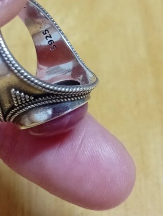 Anillo de plata con piedra roja