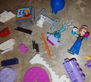 Lote mixto de piezas y figuras LEGO y Playmobil.