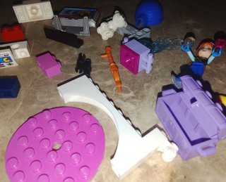 Lote mixto de piezas y figuras LEGO y Playmobil.