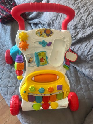 Correpasillos musical con piano y ruedas