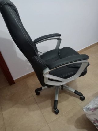 Sillón de escritorio negro y plateado