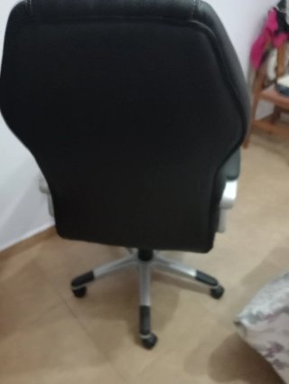 Sillón de escritorio negro y plateado