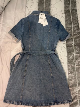 Vestido vaquero con etiqueta