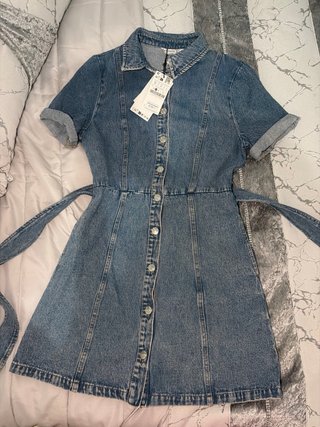 Vestido vaquero con etiqueta