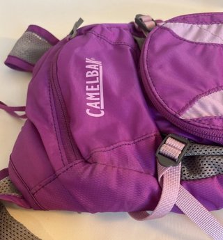 Mochila escolar Camelbak rosa gris sin depósito
