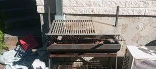 Barbacoa de metal y plástico