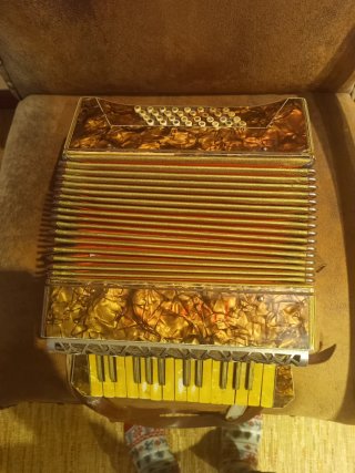 Acordeón antiguo con teclas amarillas