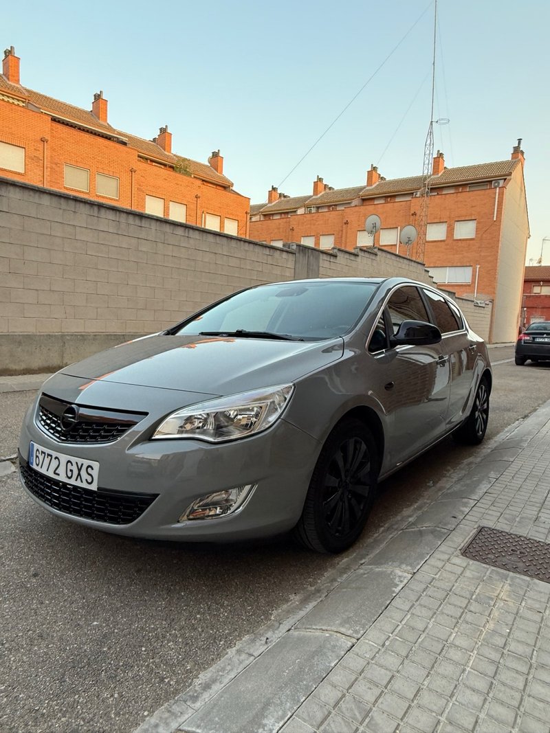 Opel Astra J - foto 1