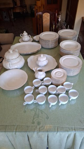 Vajilla de porcelana blanca y dorada