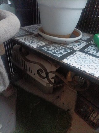 Mesa de hierro forjado con baldosas.