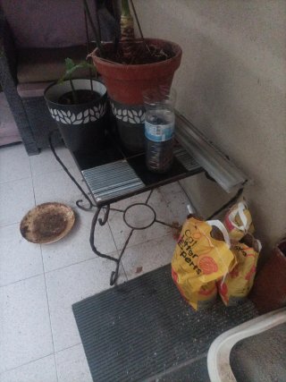 Mesa de hierro forjado con baldosas.