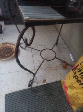Mesa de hierro forjado con baldosas.