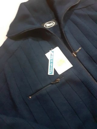 Chaqueta azul de punto con cremallera