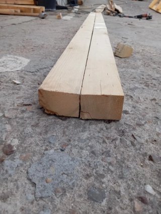 Listones, vigas palos. Postes. Puntales de madera