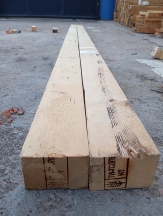 Listones, vigas palos. Postes. Puntales de madera