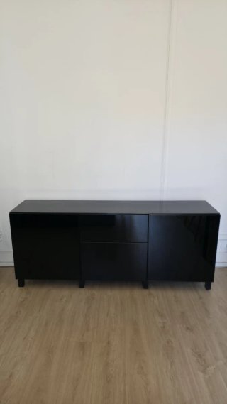 Aparador IKEA preto com tampo de vidro