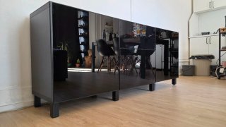 Aparador IKEA preto com tampo de vidro