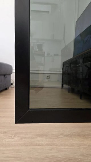 Aparador IKEA preto com tampo de vidro